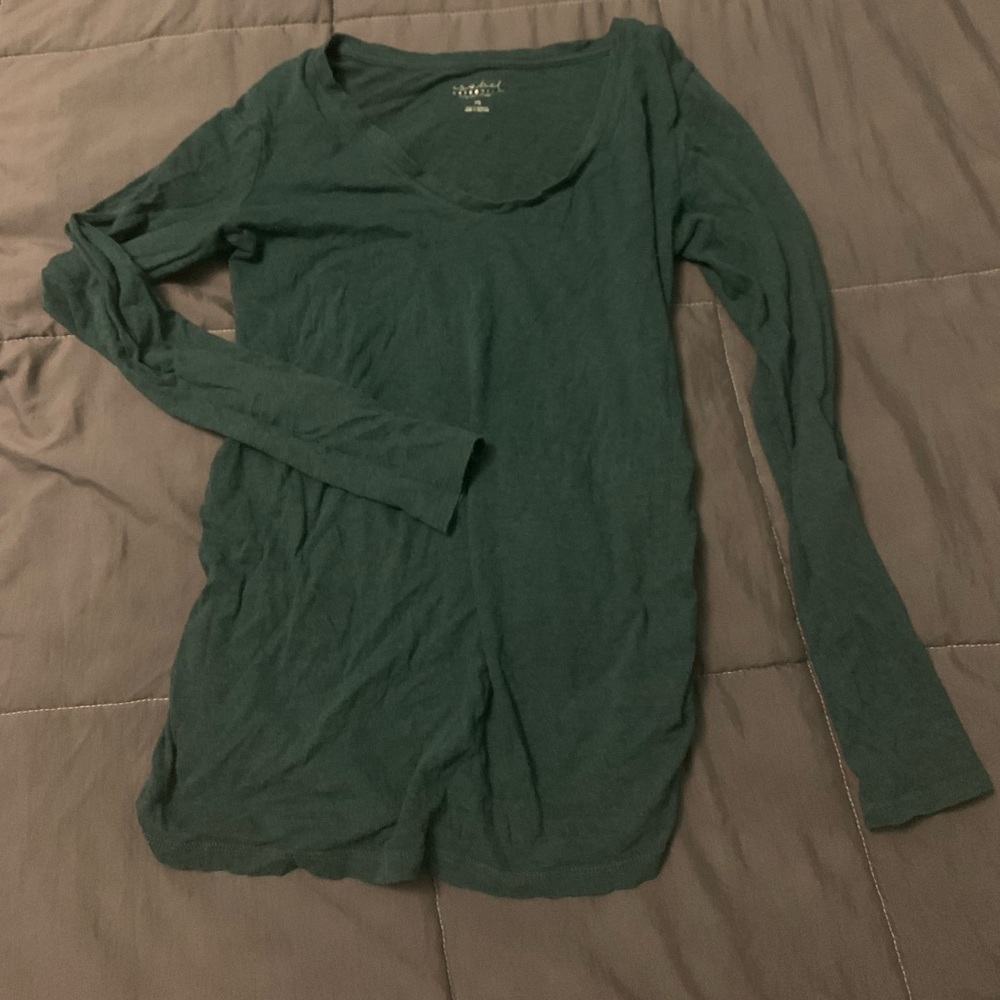 Ingrid & Isabel brand women’s maternity long sleeved top.